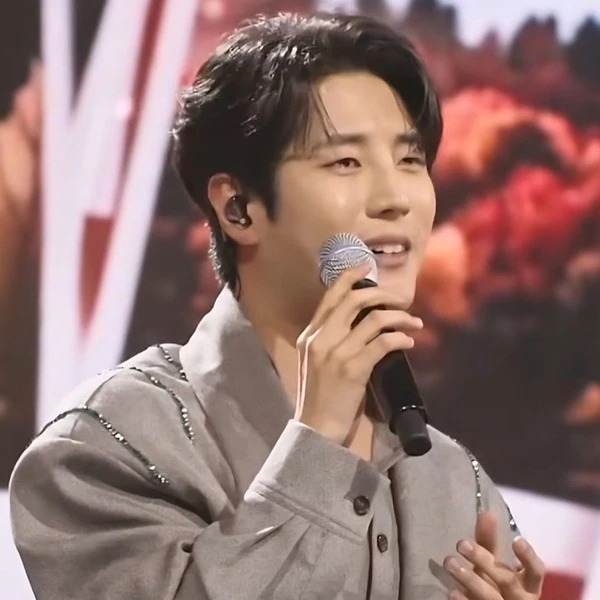 充滿粉絲愛的金俊賢人氣照片