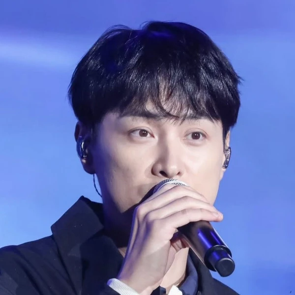 Popular photo full of fans’ love for Min Kyunghoon