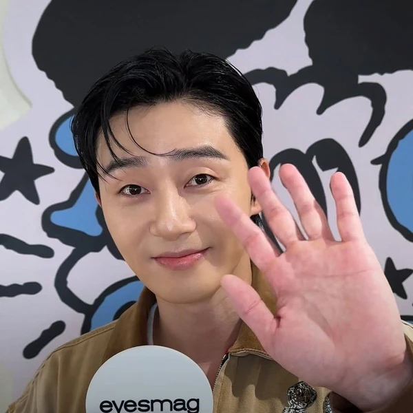 The most loved look of Park Seojoon today