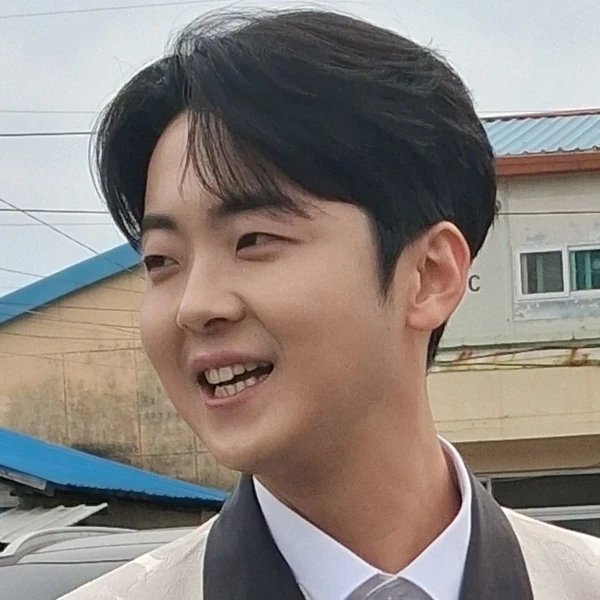 Popular photo full of fans’ love for Park Minsu