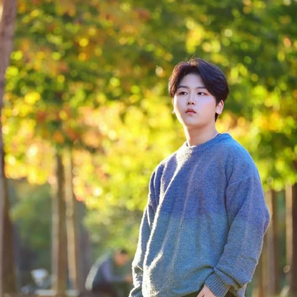 The most loved look of Park Sungon today