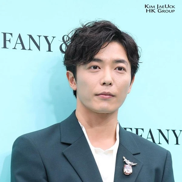 充滿粉絲愛的金材昱人氣照片