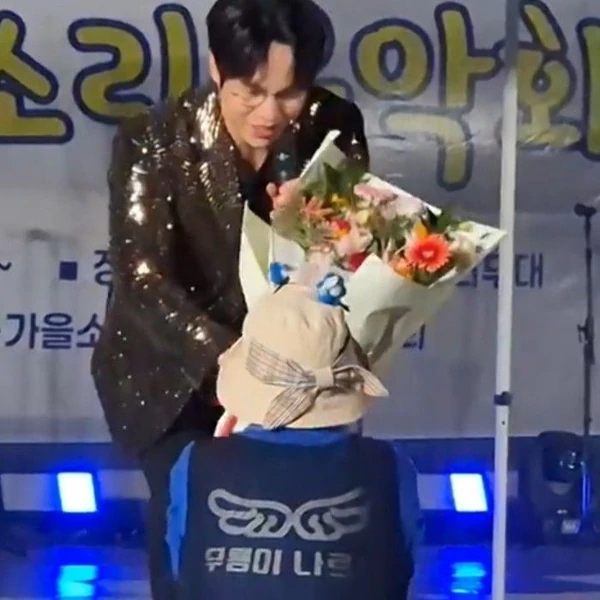 Popular photo full of fans’ love for Mooryong