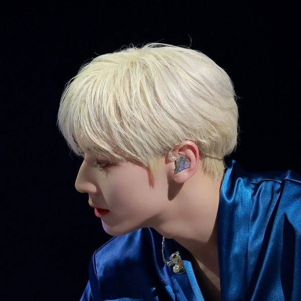 充滿粉絲愛的黃旼炫人氣照片