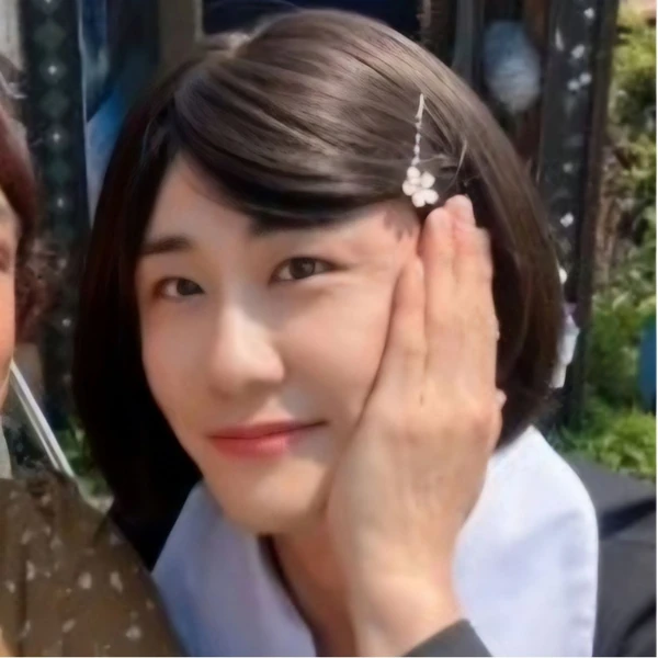 The most loved look of Young Tak today