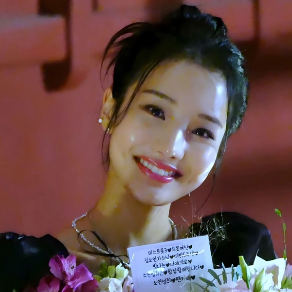 The most loved look of Kim Soyeon (2004) today