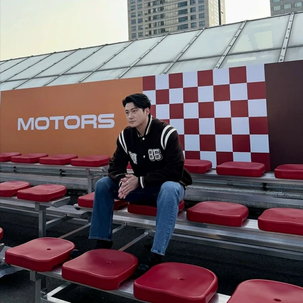 Popular photo full of fans’ love for Shin Seungho