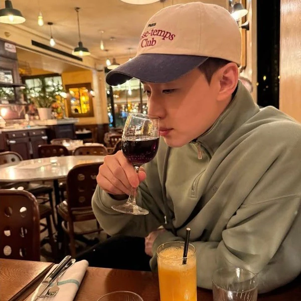 Popular photo full of fans’ love for Henry