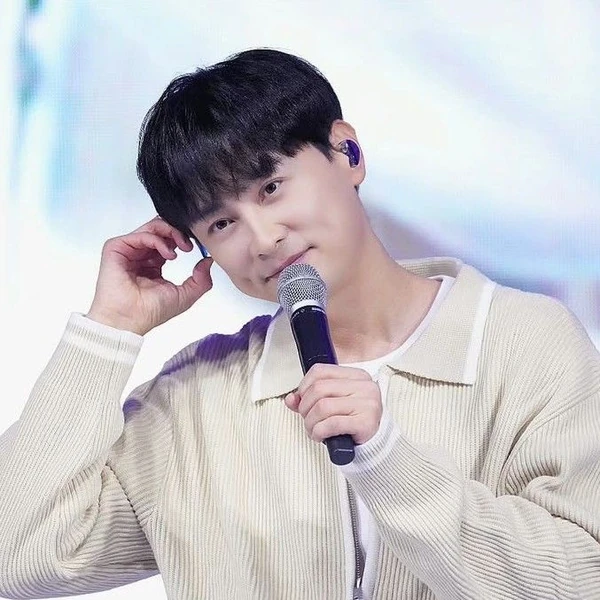 充滿粉絲愛的閔庚勳人氣照片