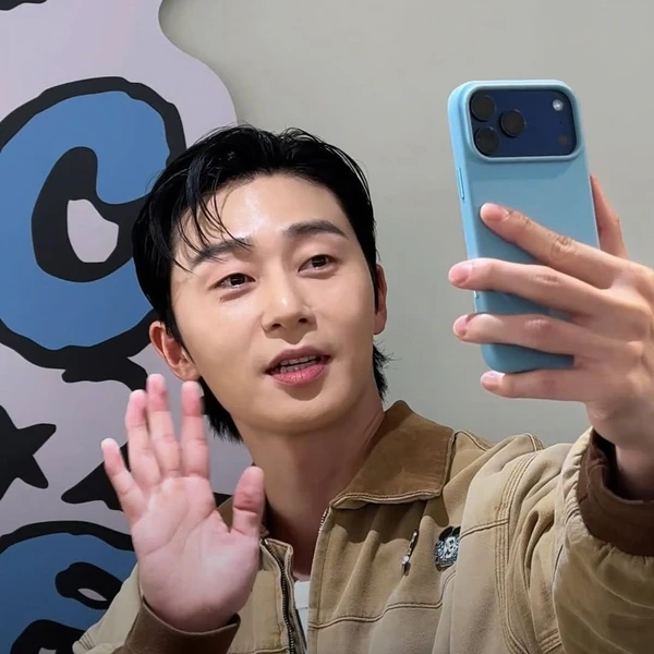 Popular photo full of fans’ love for Park Seojoon