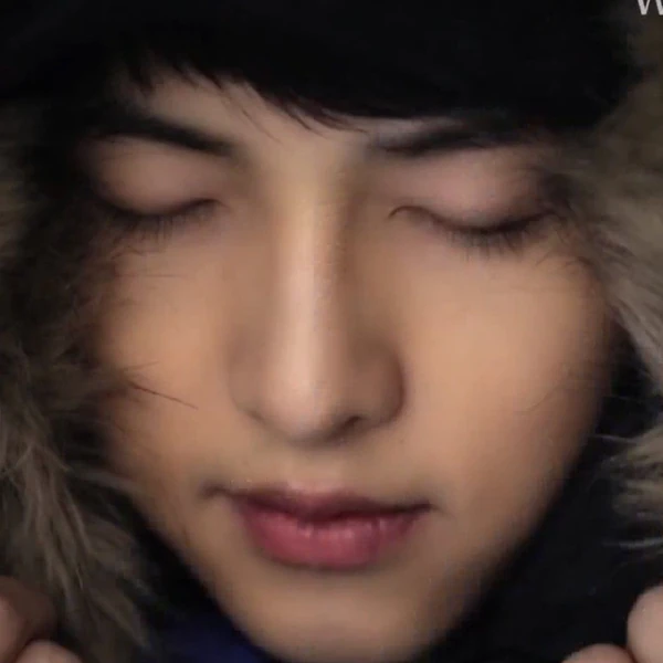 Popular photo full of fans’ love for Song Joongki