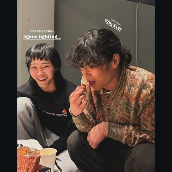 Popular photo full of fans’ love for Ki Moogan