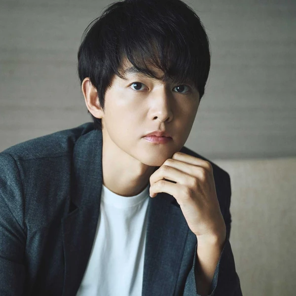 Popular photo full of fans’ love for Song Joongki