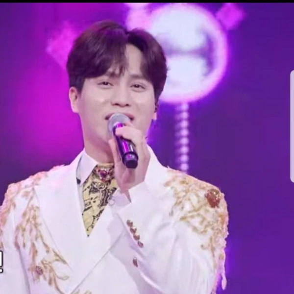 Popular photo full of fans’ love for Mooryong