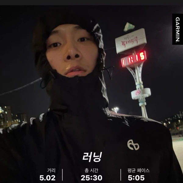 Popular photo full of fans’ love for Ki Moogan