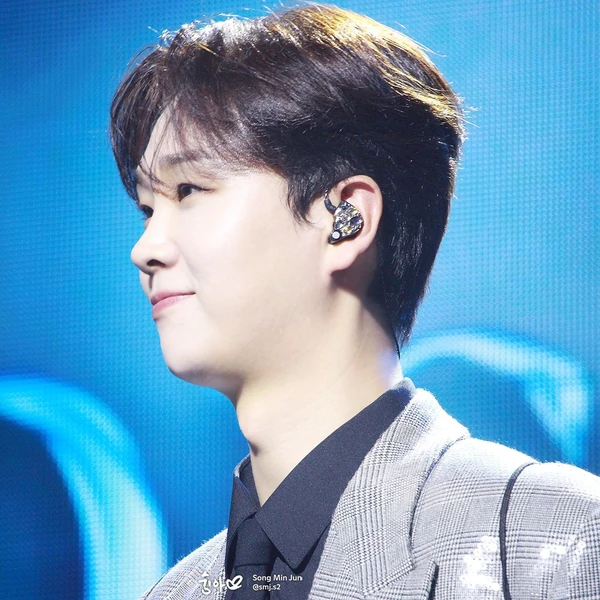 Popular photo full of fans’ love for Song Minjun