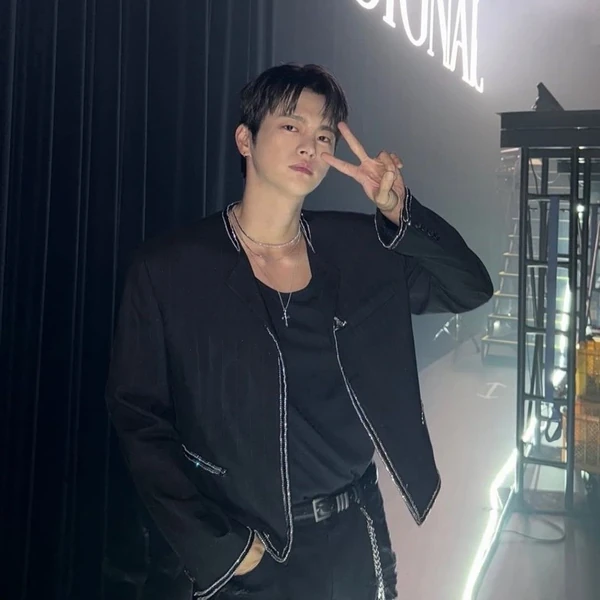 Foto populer Seo Inguk yang penuh cinta dari penggemar