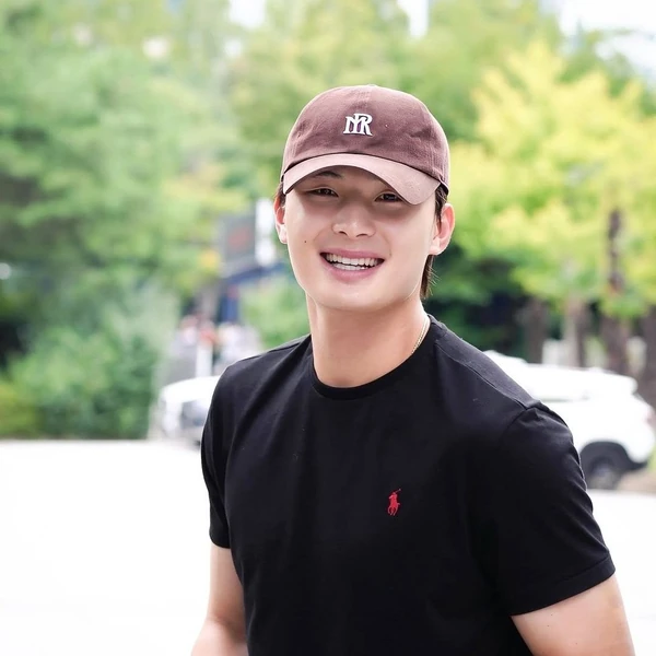 今天在Choeaedol Celeb中最閃耀的Yoon Donghee代表照片