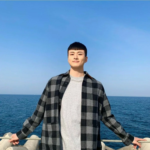 The most loved look of Shin Seungho today