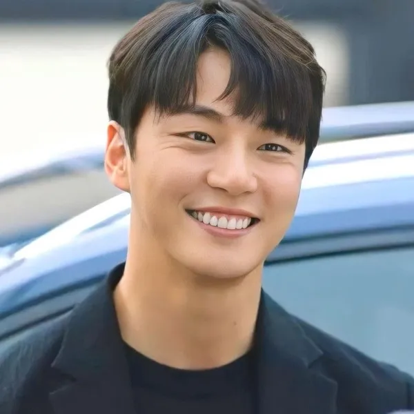 The most loved look of Yoon Shiyoon today