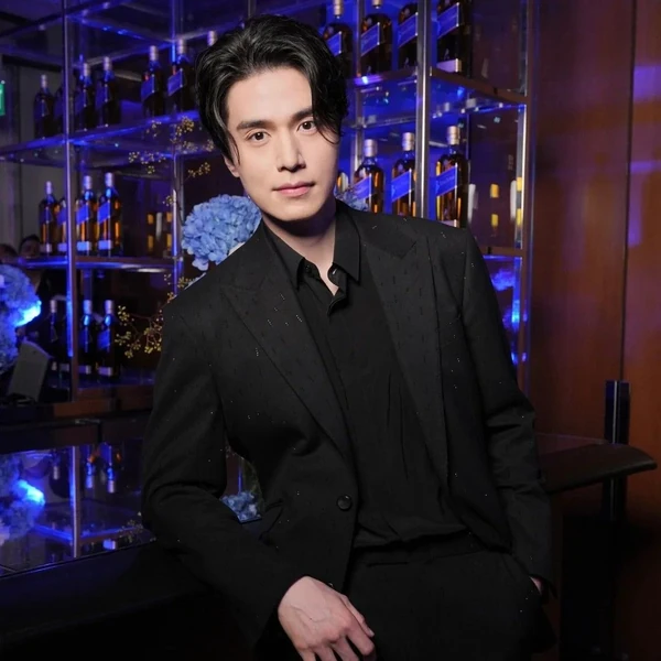 Popular photo full of fans’ love for Lee Dongwook
