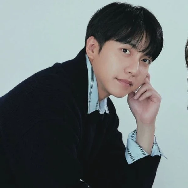 Foto populer Lee Seunggi yang penuh cinta dari penggemar