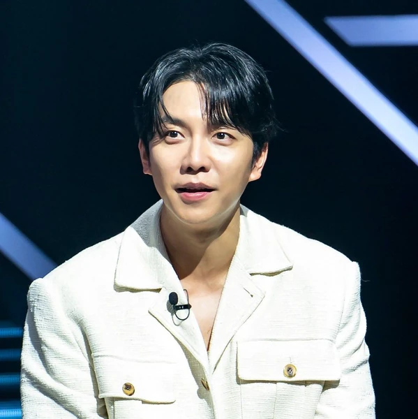 Foto populer Lee Seunggi yang penuh cinta dari penggemar