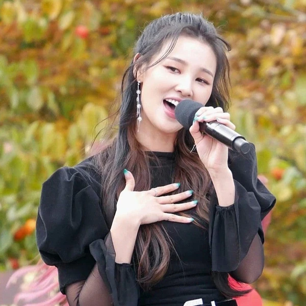 Popular photo full of fans’ love for Hwang WooLim