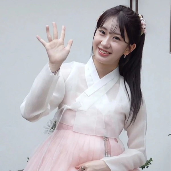 Popular photo full of fans’ love for Jeon Yujin