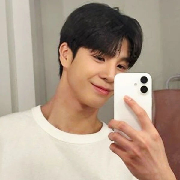 Foto populer Jeong Dongwon yang penuh cinta dari penggemar