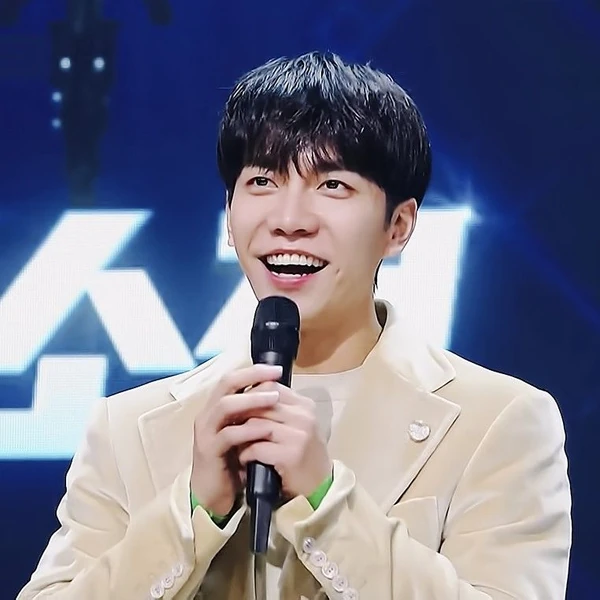 今天最受喜爱的李升基模样