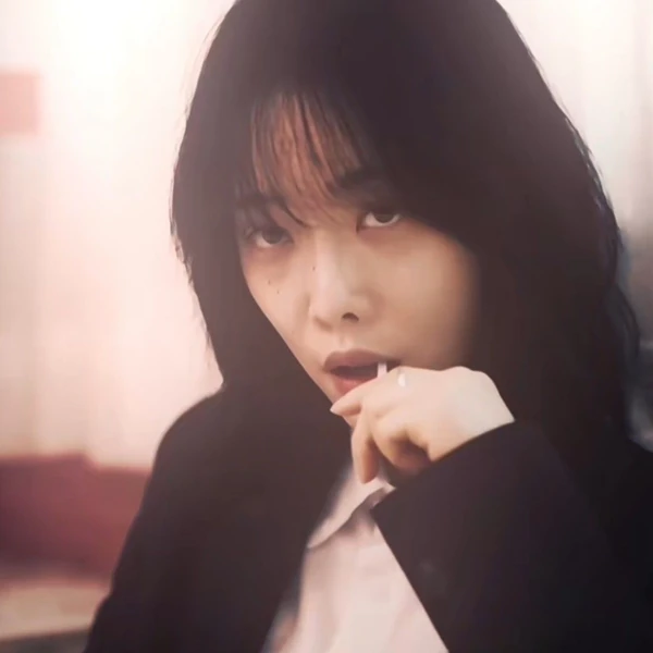 The most loved look of Kim Hieora today