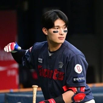 粉丝喜爱的Yoon Donghee人气头像照片