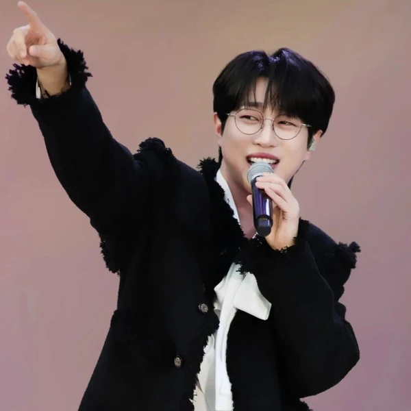 Popular photo full of fans’ love for An Sunghoon