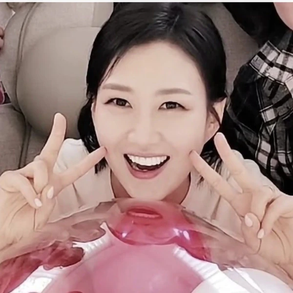 The most loved look of Jang Yoonjeong today