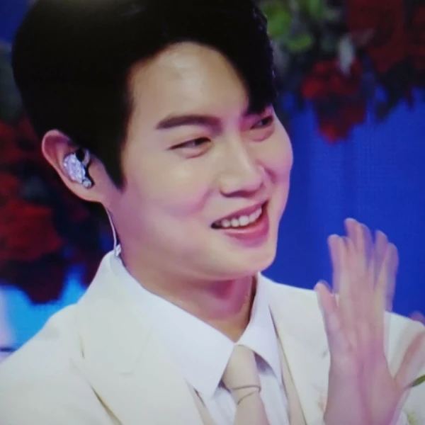 Popular photo full of fans’ love for Son Taejin