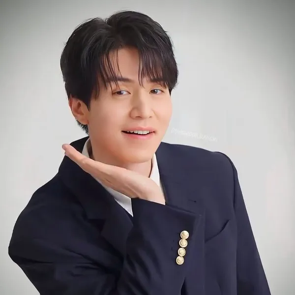 Popular photo full of fans’ love for Lee Dongwook