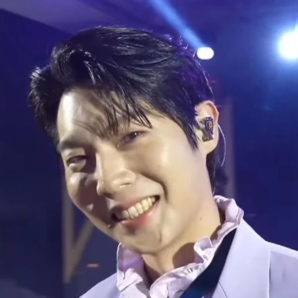 Popular photo full of fans’ love for Son Taejin