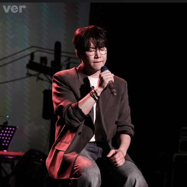 Popular photo full of fans’ love for Chungil