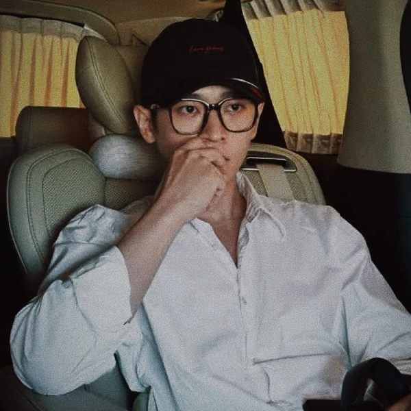 Popular photo full of fans’ love for Ryan Lei