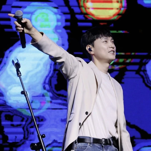 充滿粉絲愛的閔庚勳人氣照片