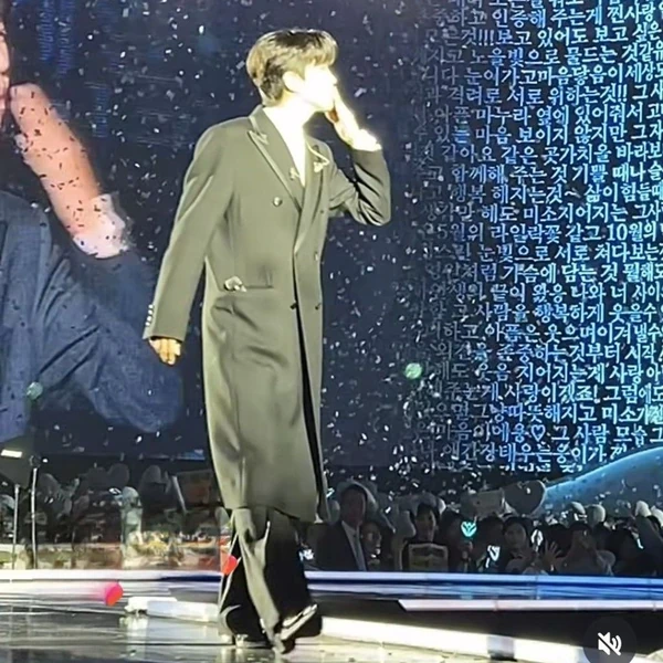 Popular photo full of fans’ love for Lim Youngwoong