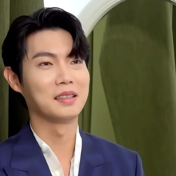 The most loved look of Son Taejin today