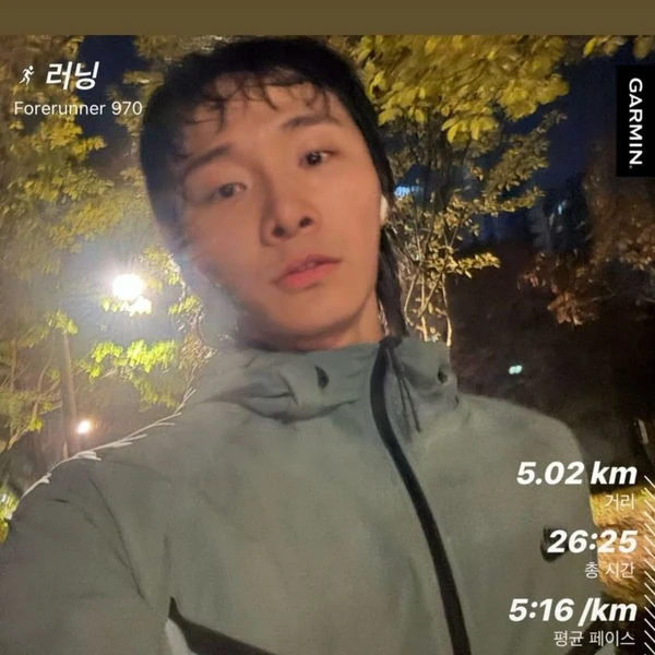 Popular photo full of fans’ love for Ki Moogan