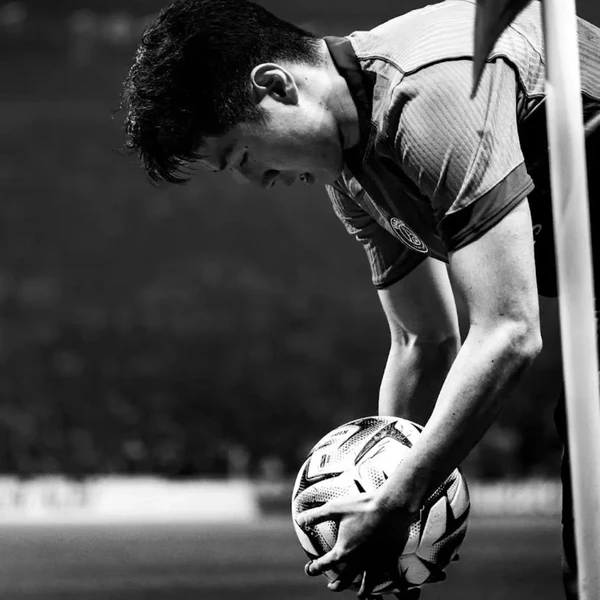 Foto utama yang menunjukkan pesona Lee KangIn