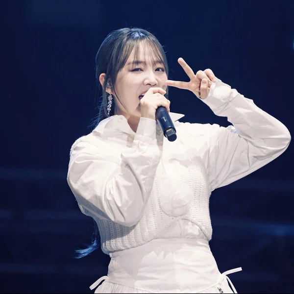 Popular photo full of fans’ love for Younha