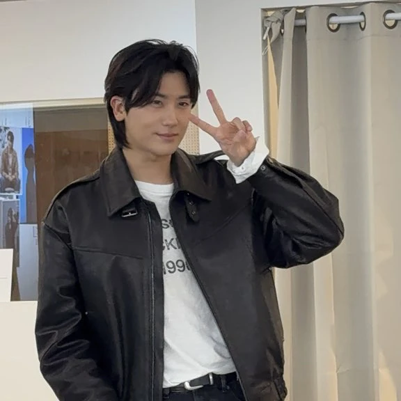 Popular photo full of fans’ love for Park Hyungsik