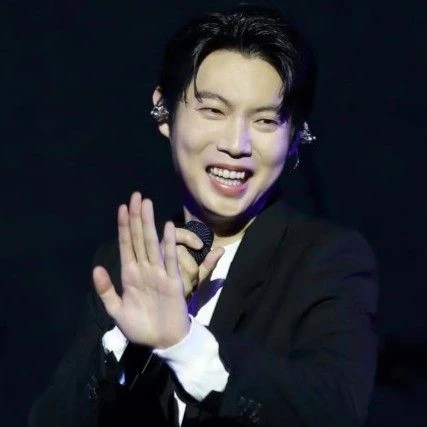 Popular photo full of fans’ love for Son Taejin