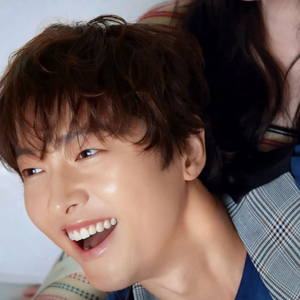 Popular photo full of fans’ love for Song Joongki