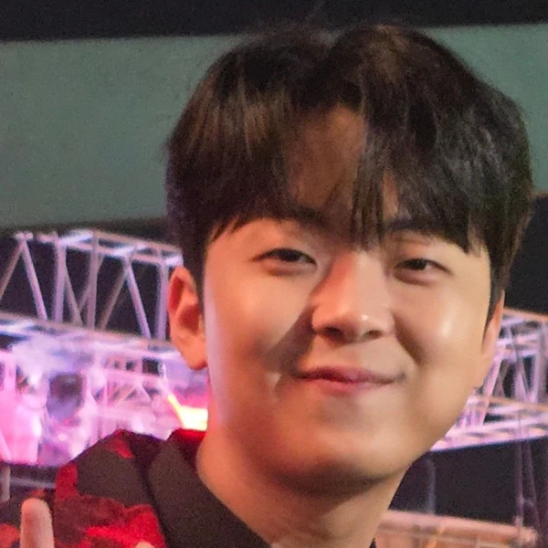 Popular photo full of fans’ love for Park Minsu